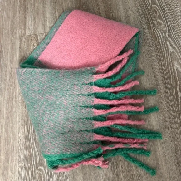 UO Check Scarf - Picture 2 of 5